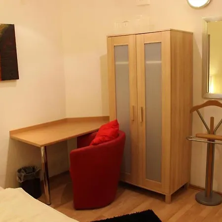 Budgetrooms - Souterrain-private & Kitchen