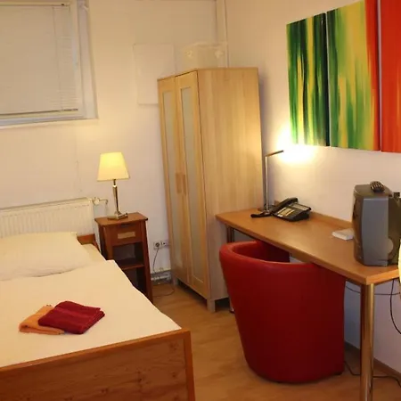 Budgetrooms - Souterrain-private & Kitchen Apart Otel Mannheim