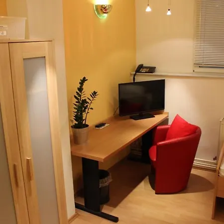 Apart Otel Budgetrooms - Souterrain-private & Kitchen Mannheim