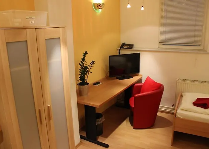 Apart-hotel Budgetrooms - Souterrain-private & Kitchen Mannheim